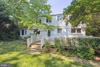 9311 Adelaide Dr in Bethesda, MD - Foto de edificio - Building Photo