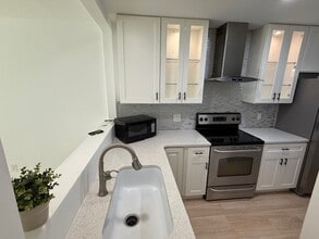 96 Mathews Dr in Hilton Head Island, SC - Building Photo - Building Photo