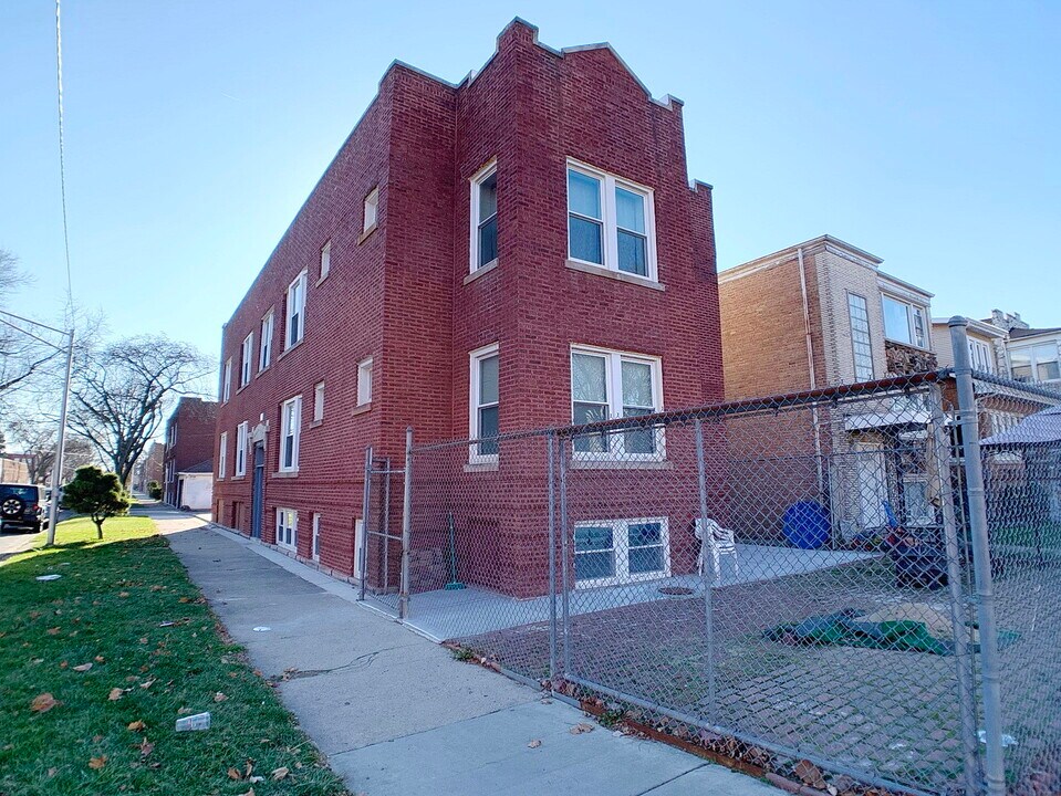 2648 N Kildare Ave in Chicago, IL - Building Photo