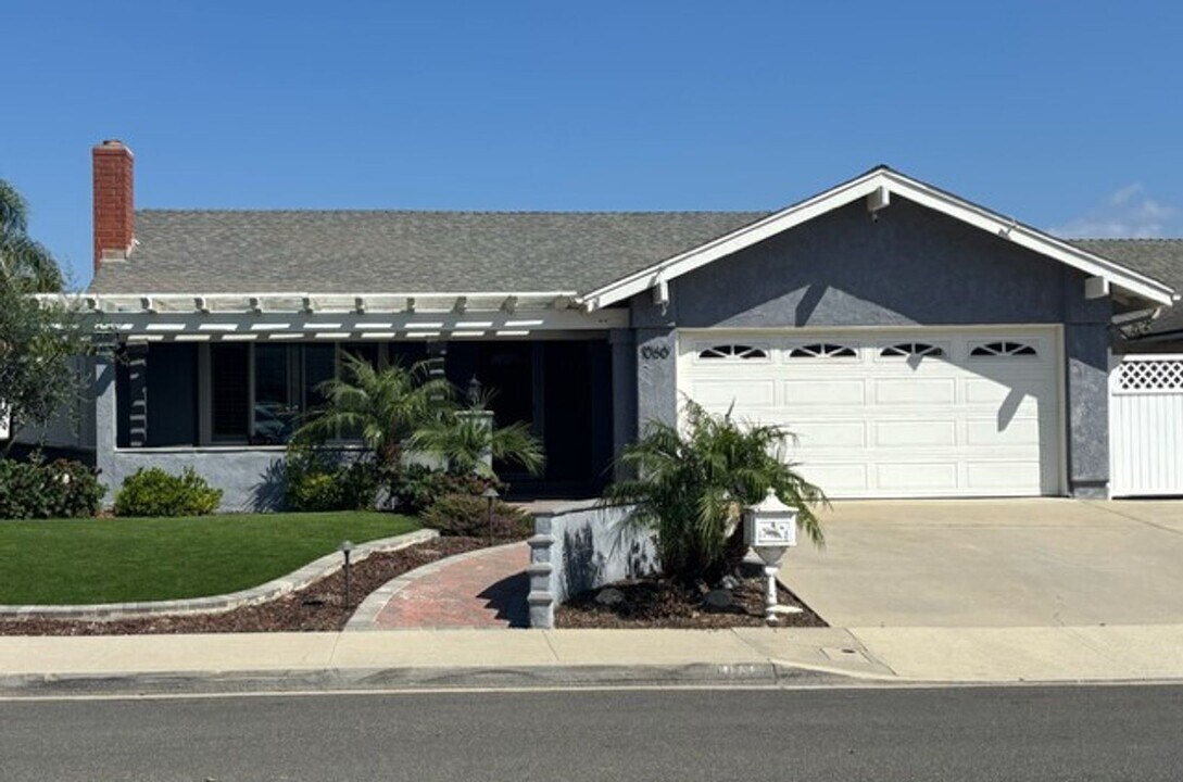 1060 Hickory View Cir in Camarillo, CA - Building Photo