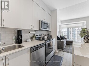 3220 Sheppard Ave E in Toronto, ON - Building Photo - Building Photo