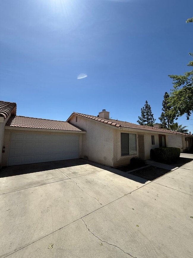 3 Bed 2 bath in Southwest Bakersfield in Bakersfield, CA - Building Photo - Building Photo