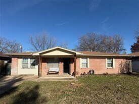 2217 Linwood Ln in Irving, TX - Building Photo