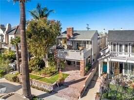 411 Goldenrod Ave, Unit A in Newport Beach, CA - Building Photo