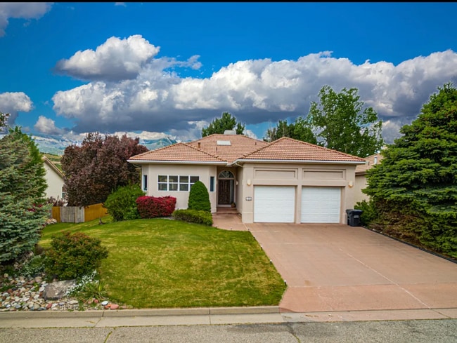 property at 33 Ridge View Pl