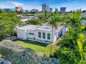 7537 W Treasure Dr in North Bay Village, FL - Building Photo