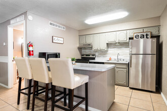 Santa Cruz Apartments in El Paso, TX - Building Photo - Building Photo