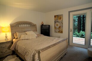 1114 Pawnee Ln, Unit Mystic River in Mount Vernon, WA - Building Photo