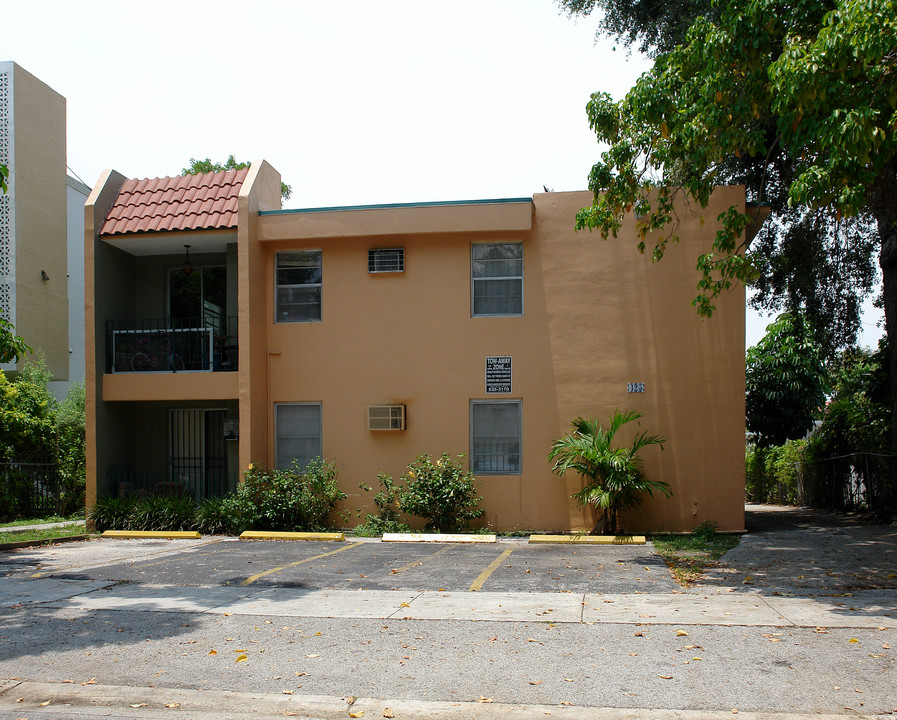 425 SW 11th St in Miami, FL - Building Photo