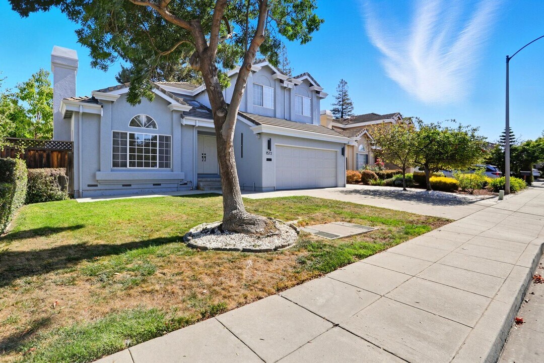 1572 Grackle Way in Sunnyvale, CA - Building Photo