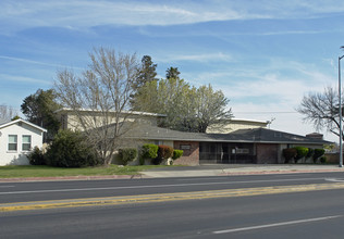 1409-1413 Howard Rd in Madera, CA - Foto de edificio - Building Photo