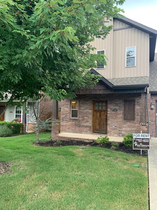 3114 SW Riverstone Ave in Bentonville, AR - Building Photo