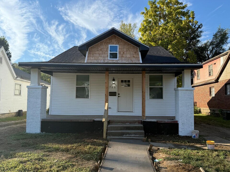 705 E Riverside Dr in Evansville, IN - Building Photo