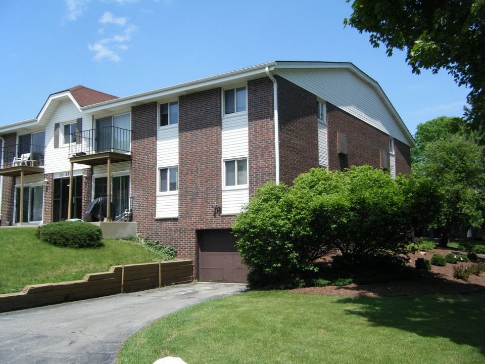 Valley Forge Apartments in Pewaukee, WI - Building Photo