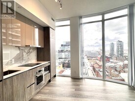 180 Front St E in Toronto, ON - Building Photo