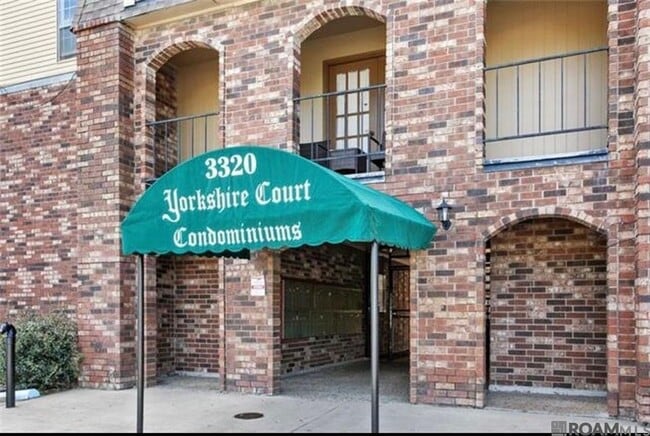3320 N Arnoult Rd in Metairie, LA - Foto de edificio - Building Photo
