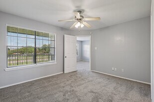 Raintree Apartments in Lake Jackson, TX - Building Photo