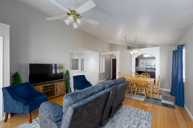 11839 S Preamble Rd, Unit 3 - SE Bedroom Upstairs in Draper, UT - Building Photo - Building Photo