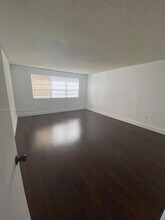 6960 Miami Gardens Dr in Hialeah, FL - Building Photo - Building Photo