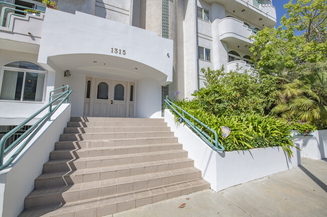 1315 S Saltair Ave, Unit 101 in Los Angeles, CA - Building Photo - Building Photo