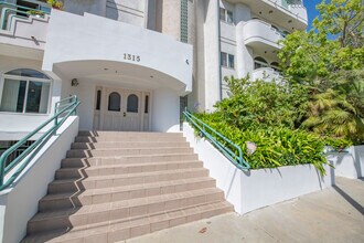 1315 S Saltair Ave, Unit 101 in Los Angeles, CA - Building Photo - Building Photo