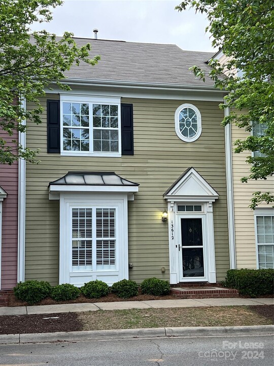 13612 Morehouse St in Huntersville, NC - Foto de edificio