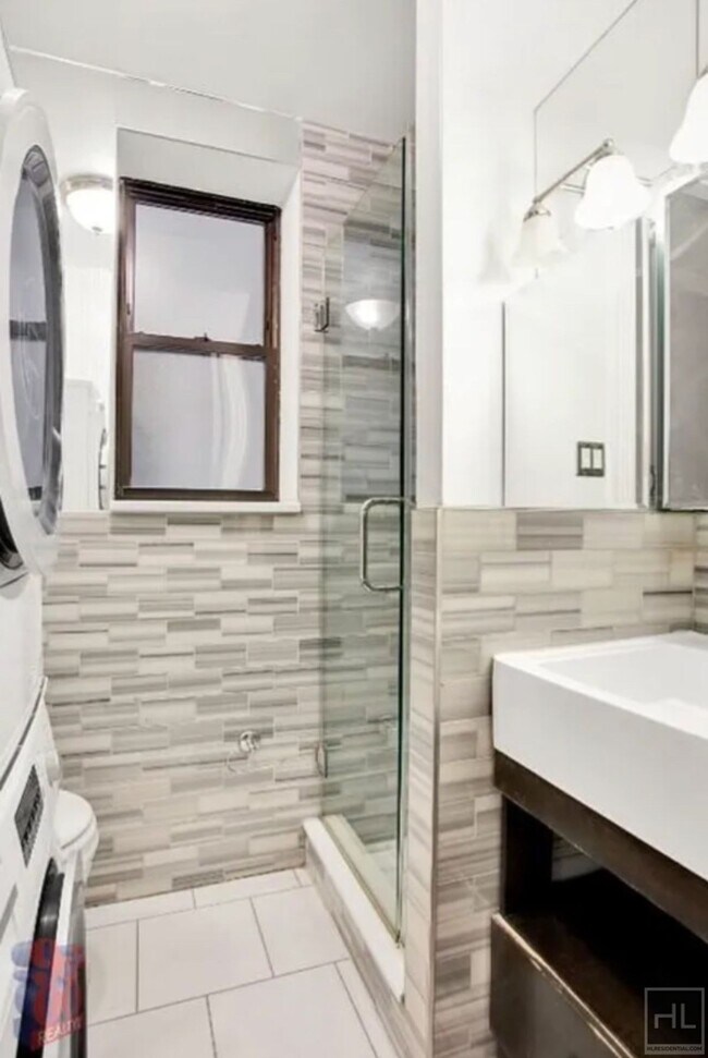 Mott Street, Unit 8 in New York, NY - Building Photo - Building Photo