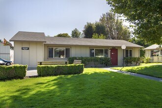 1220 W 8th St in The Dalles, OR - Foto de edificio - Building Photo