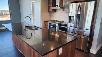 300 Bowie St in Austin, TX - Building Photo