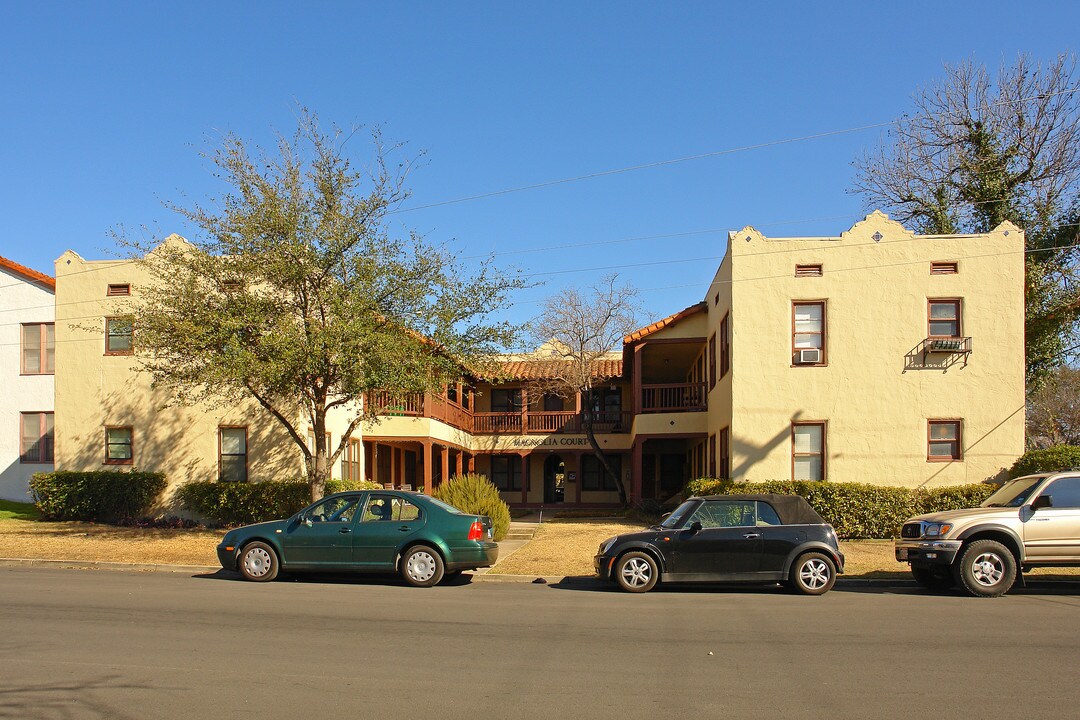 Magnolia Courts in San Antonio, TX - Building Photo