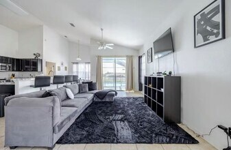 1005 Corvina Dr in Davenport, FL - Foto de edificio - Building Photo