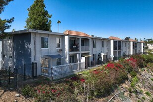 Villa Knolls Apartments in La Mesa, CA - Building Photo