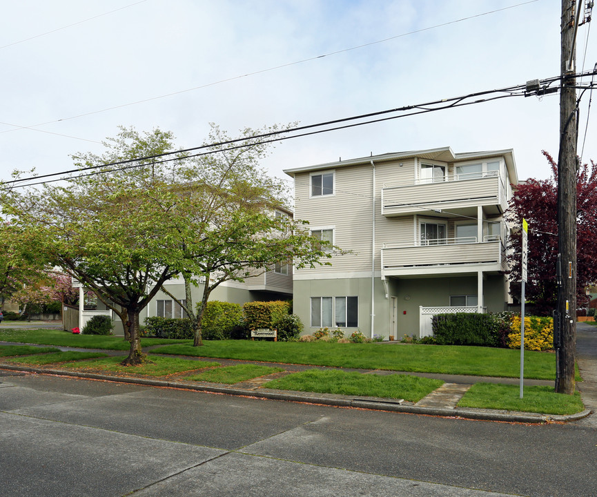 Ravenswood Apartments in Seattle, WA - Building Photo