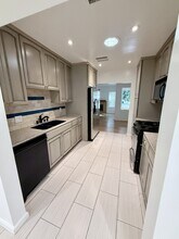 17429 Burbank Blvd in Encino, CA - Foto de edificio - Building Photo