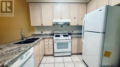 25 Grover Hill Ave in Richmond Hill, ON - Building Photo - Building Photo