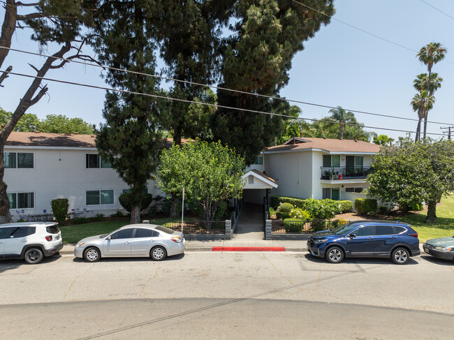 Garvey Apartments in Baldwin Park, CA - Foto de edificio - Building Photo