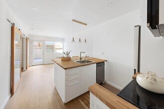 320 S Ardmore Ave, Unit 137 in Los Angeles, CA - Building Photo - Building Photo