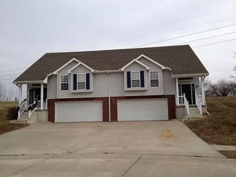 4029 Chesapeake Dr in St. Joseph, MO - Building Photo