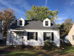 866 Warwick Dr in Sheffield Lake, OH - Building Photo - Building Photo