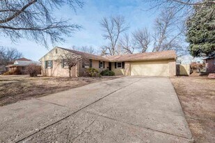 2420 Vaughn Dr in Manhattan, KS - Building Photo