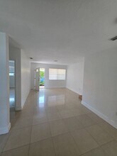 3292 SW 24th St in Miami, FL - Building Photo - Building Photo