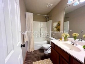 123 SW Rock Garden Ln in Blue Springs, MO - Foto de edificio - Building Photo