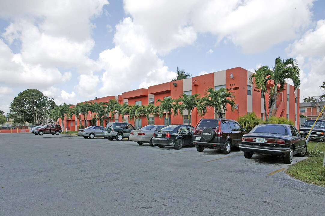 A&R Apartments in Miami, FL - Building Photo