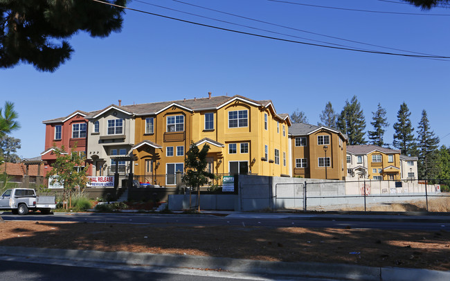 Lunare Townhomes in Fremont, CA - Building Photo - Building Photo