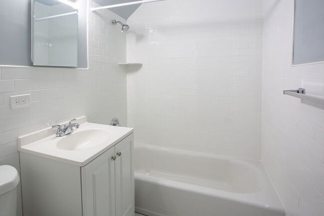 Full sized room for rent including utilities in Bronx, NY - Building Photo - Building Photo