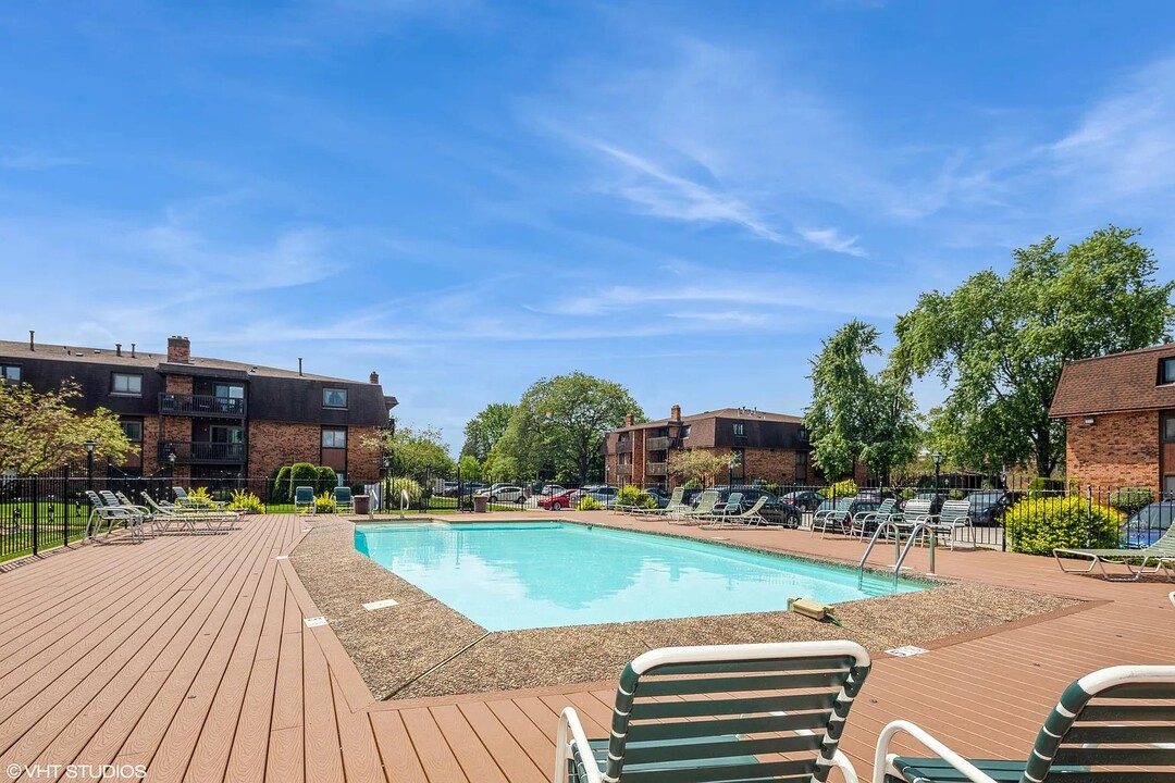 935 W Glen Park Ave, Unit 301 in Griffith, IN - Building Photo