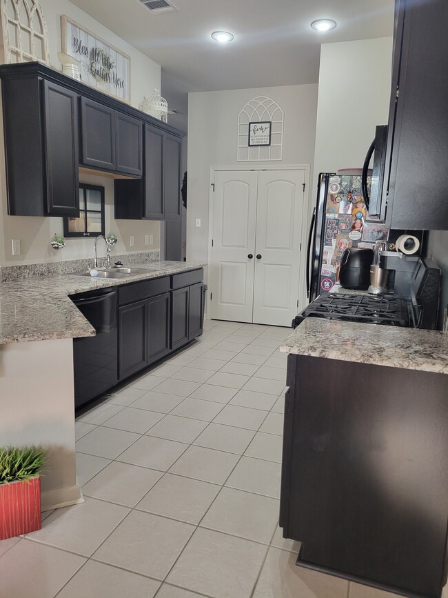1608 Pinecrest Dr in Marrero, LA - Foto de edificio - Building Photo