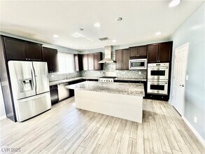8667 W Moon Crater Ave in Las Vegas, NV - Building Photo - Building Photo