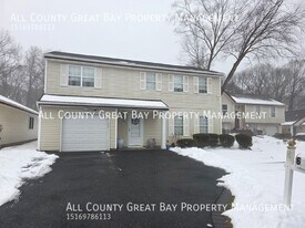 6 Turnberry Ct in Middle Island, NY - Building Photo