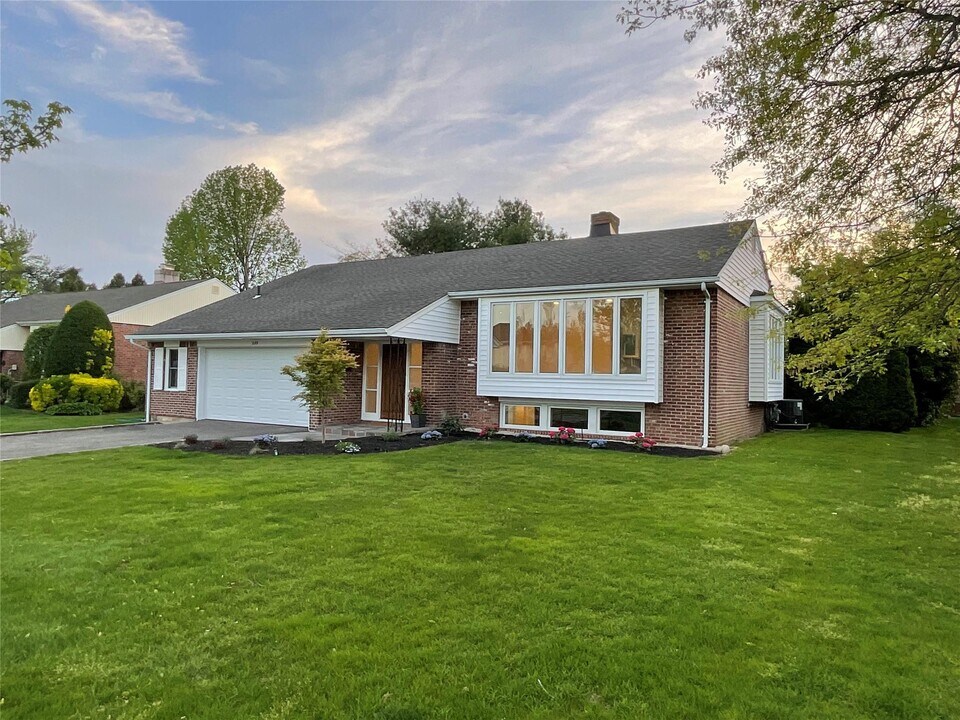 289 Birch Dr in Roslyn, NY - Building Photo